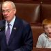 Video: el hijo de un congresista estadounidense le robó la atención a su padre en pleno discurso